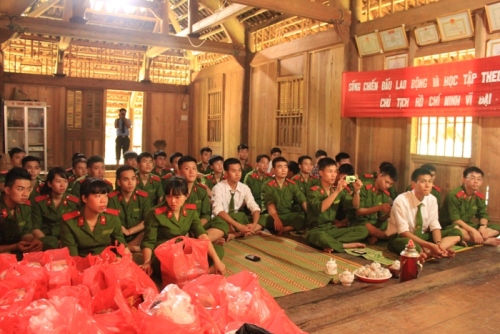 Chi đoàn bộ môn Mác-Lênin và 40 học viên Học viện Cảnh sát Nhân dân đã có chuyến thiện nguyện hướng về trẻ em dân tộc thiểu số ở vùng Lang Chánh (Thanh Hóa)